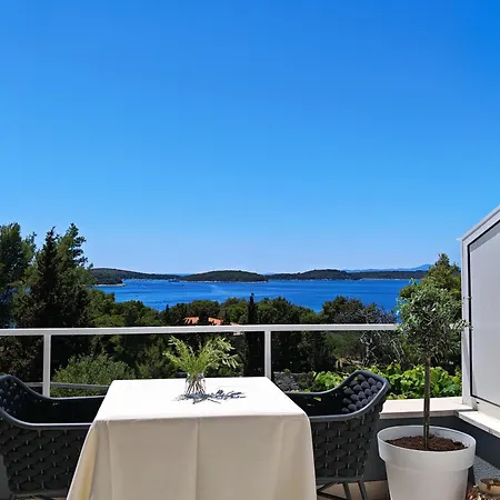 Melani Hvar *